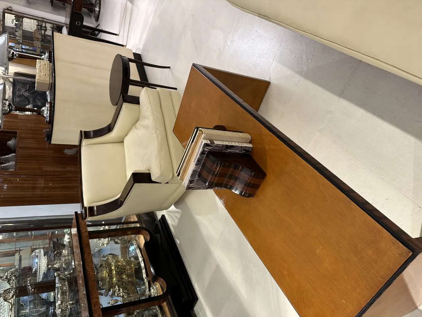 Serre-livres antiques sur une table en bois.