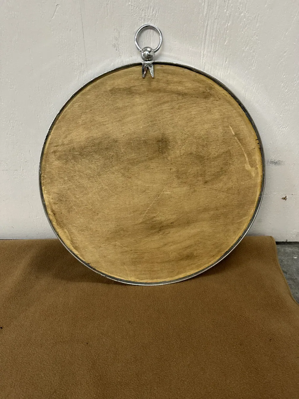 Vue de deux miroirs ronds anciens dans un cadre doux.