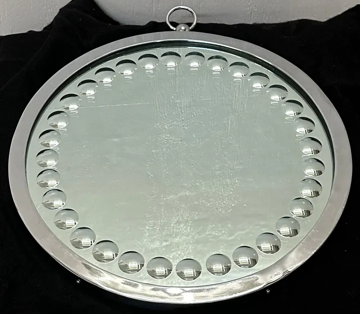 Deux miroirs anciens avec un design rond décoratif