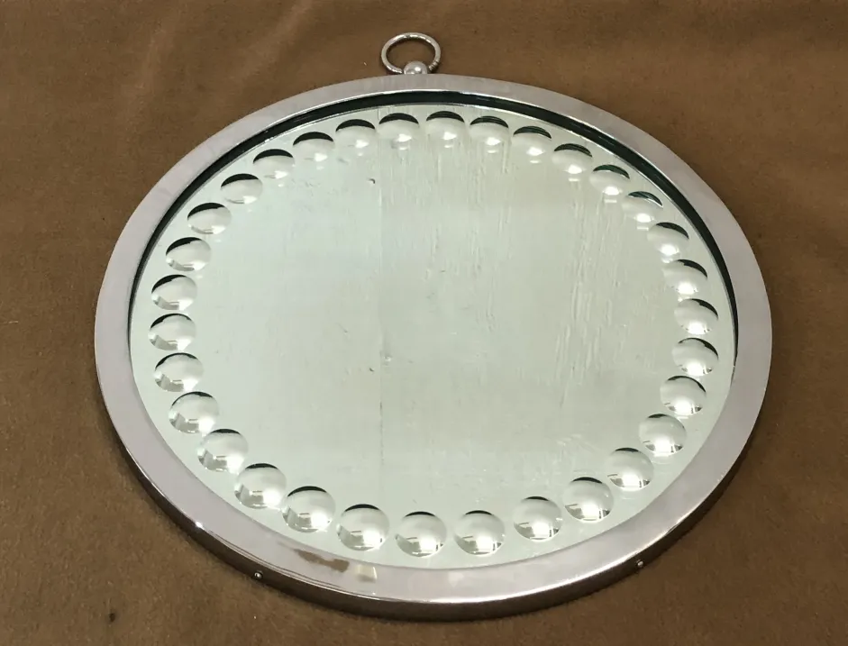 deux miroirs ronds décoratifs avec des détails