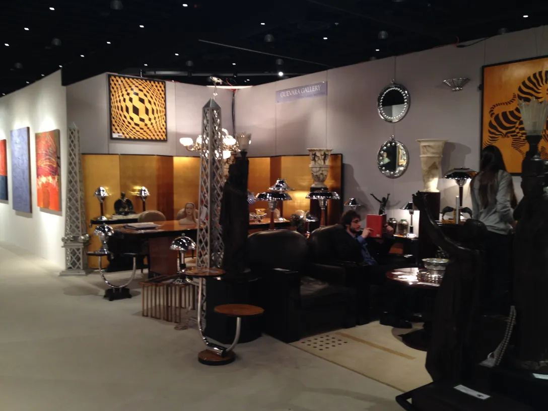 zwei dekorative spiegel aus antiquitäten in einer ausstellung