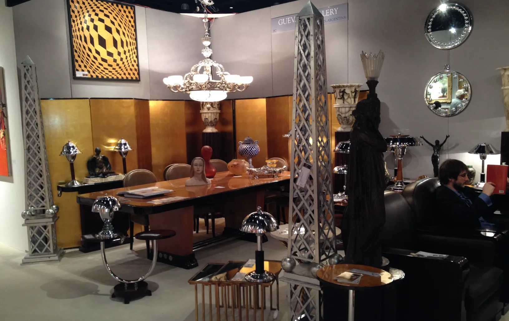 दो सजावटी दर्पण एक प्राचीन सेटिंग में