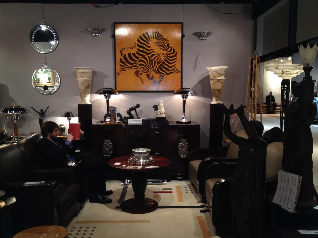 deux miroirs anciens décoratifs dans un salon