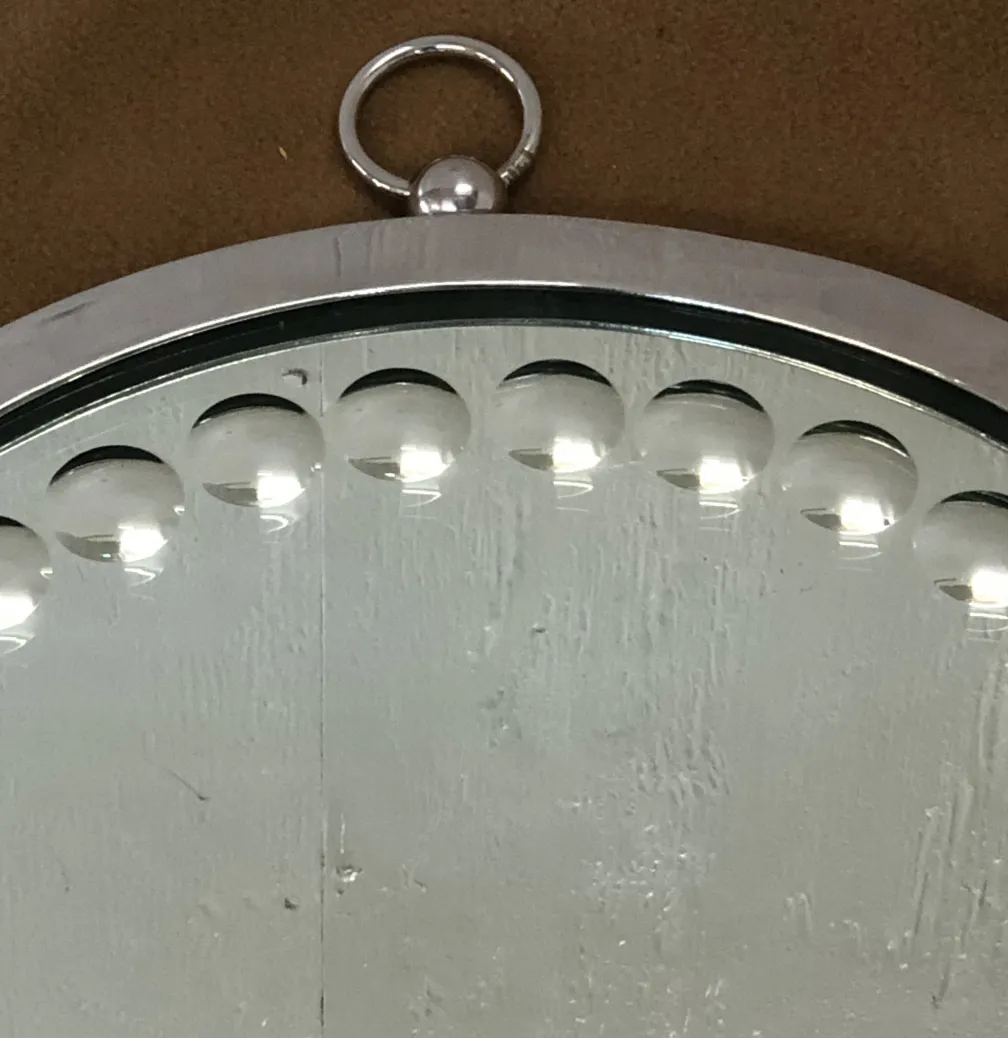 Dois espelhos de antiguidade em um ambiente decorativo