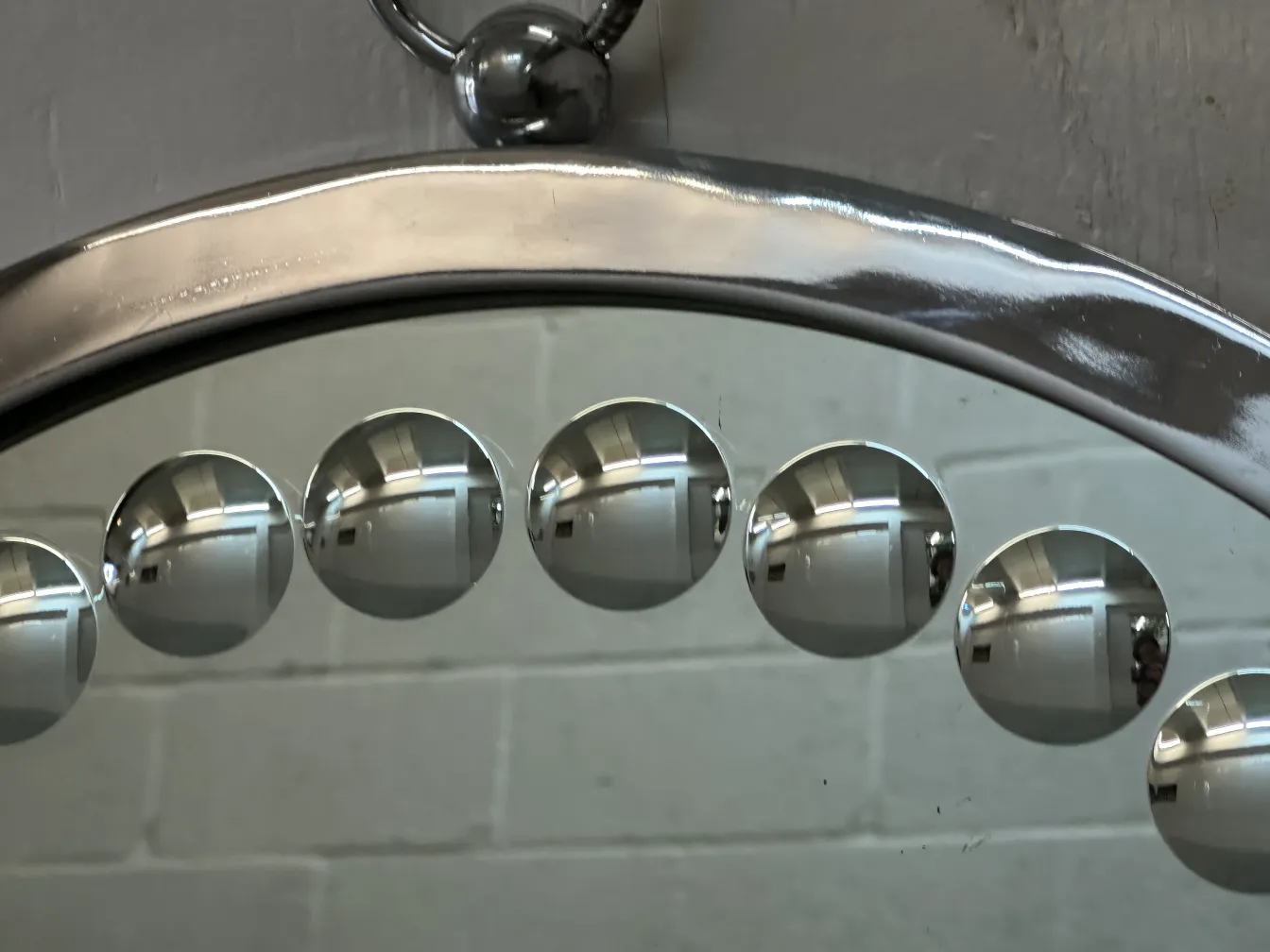 Vue de deux miroirs anciens avec des ornements élaborés