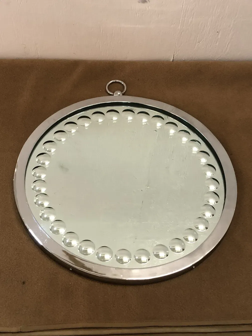 vue de deux miroirs anciens sur un fond marron