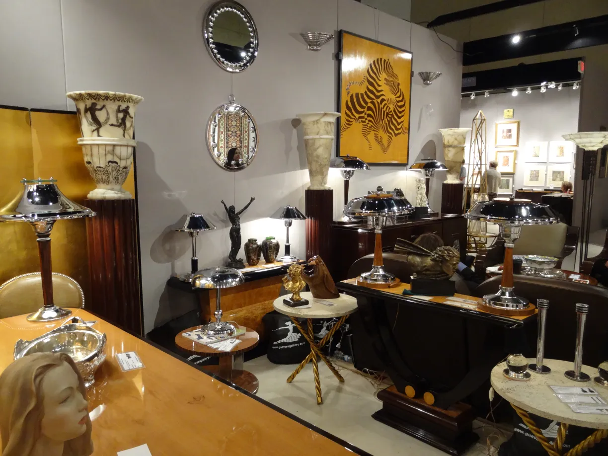 dois espelhos decorativos antigos em um ambiente elegante