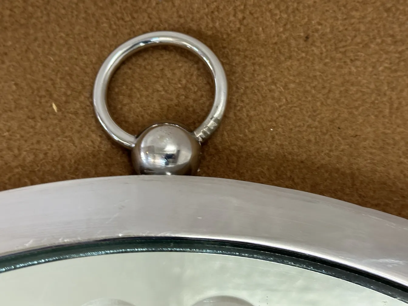 visão superior de dois espelhos antigos decorativos com argola