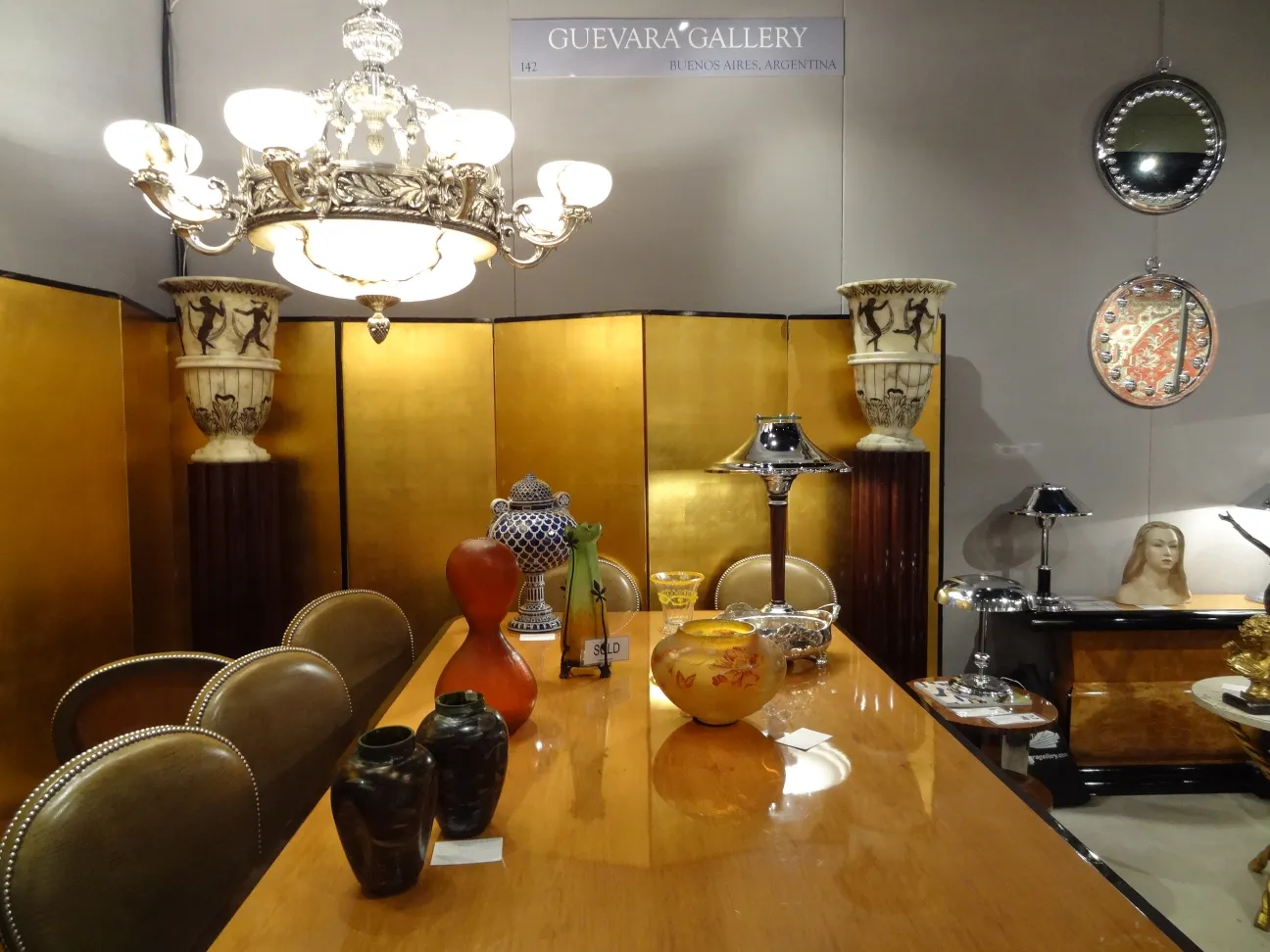 due specchi antichi decorativi in un ambiente elegante