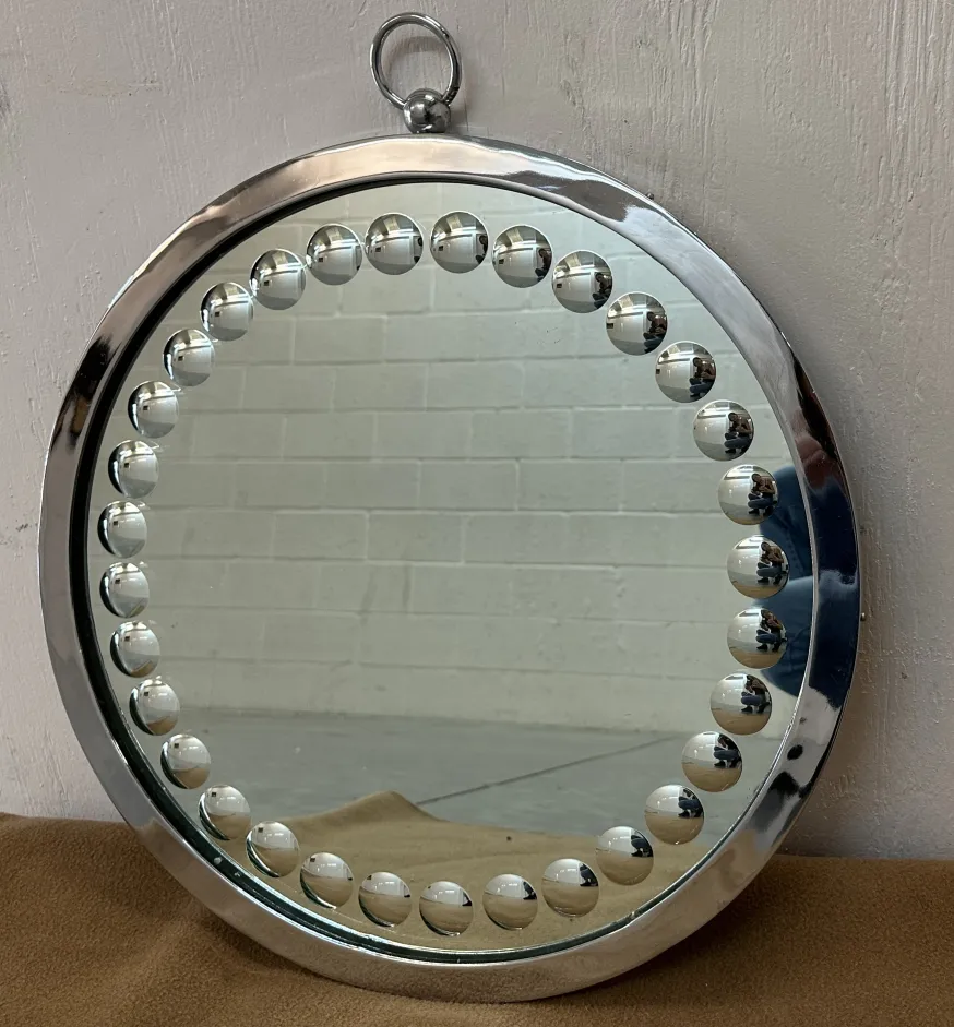 Miroirs anciens avec des détails sphériques sur le cadre, dans un cadre neutre.