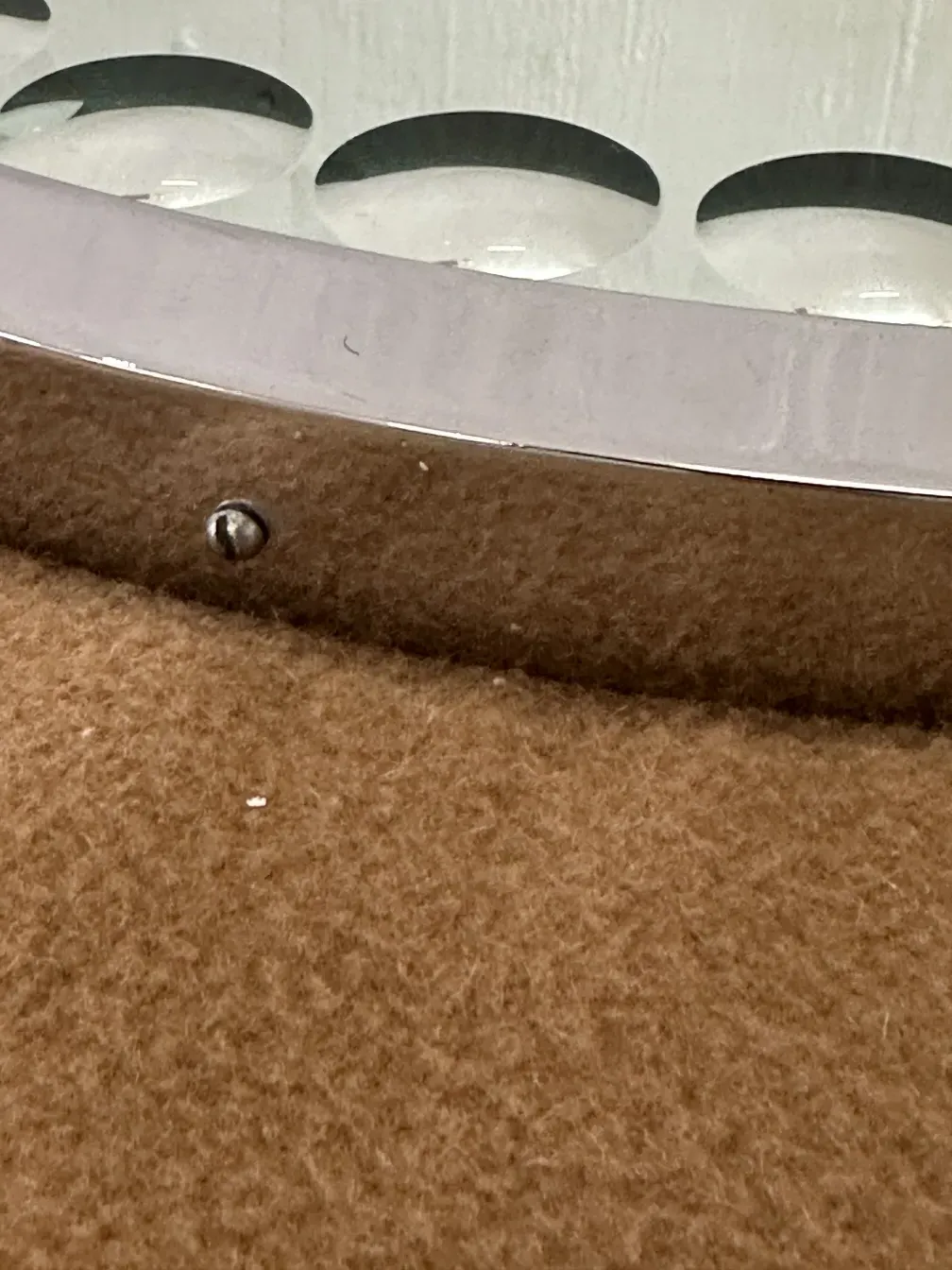 Detalle de dos espejos antiguos en un entorno cálido con textura suave.