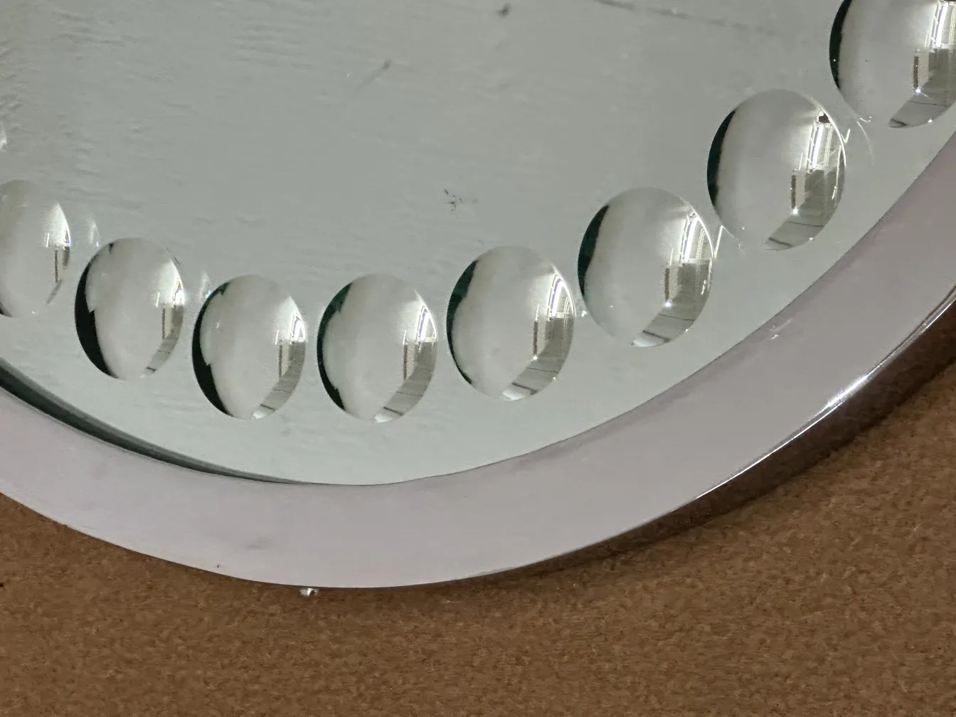 vista di 2 specchi antichi con forme decorative