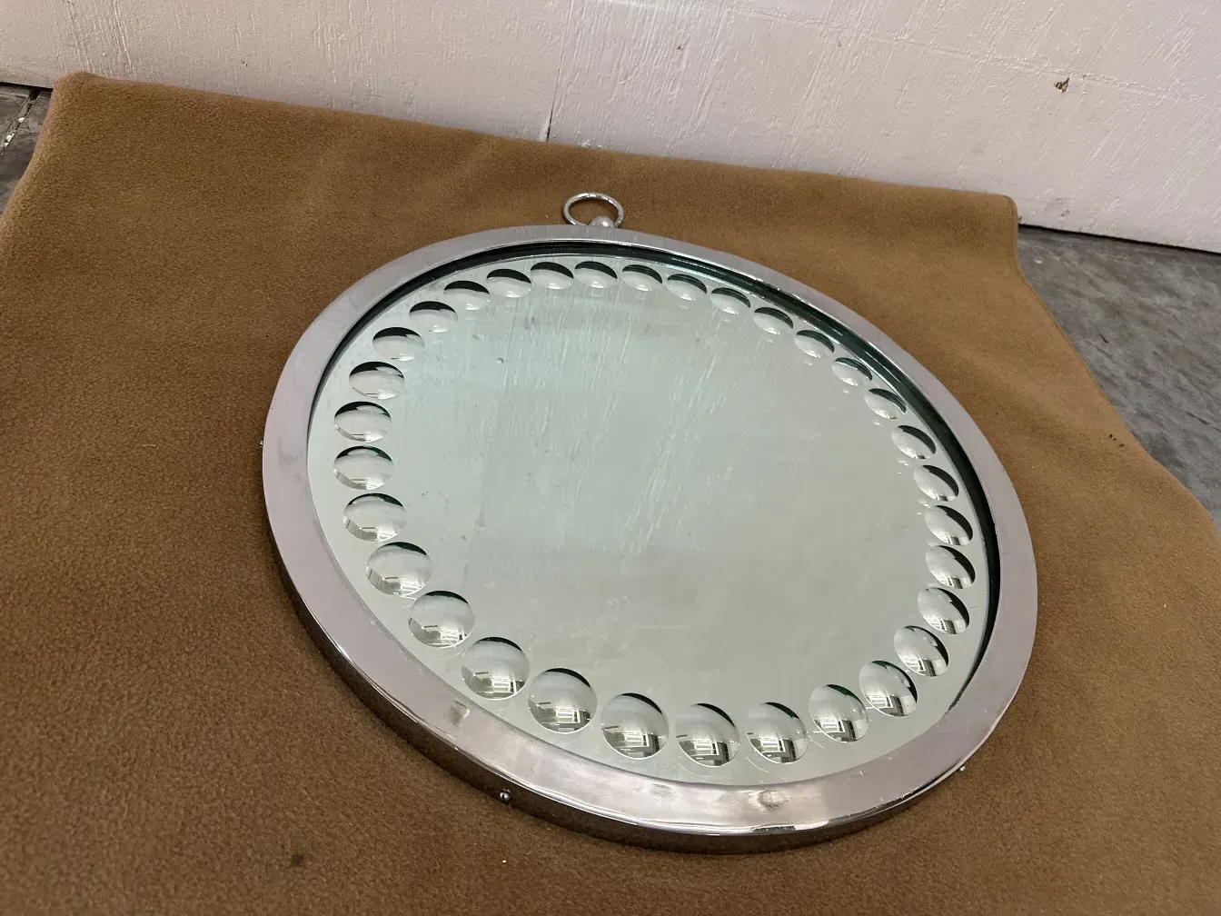 Deux miroirs ronds anciens avec design décoratif