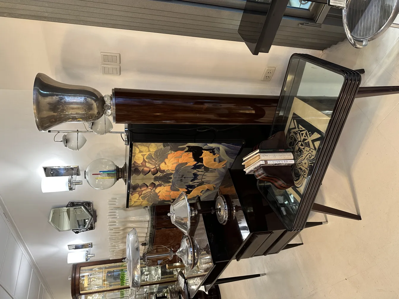 Antico fermalibri in stile Art Nouveau, design elegante in un ambiente vintage.