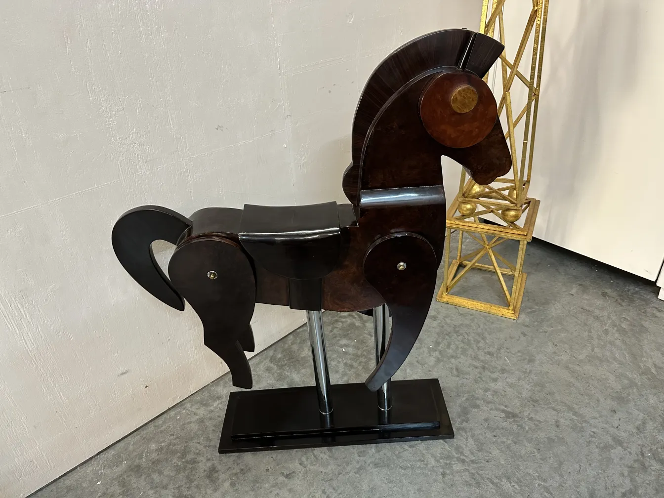 Skulptur von zwei Pferden in einer dekorativen Umgebung