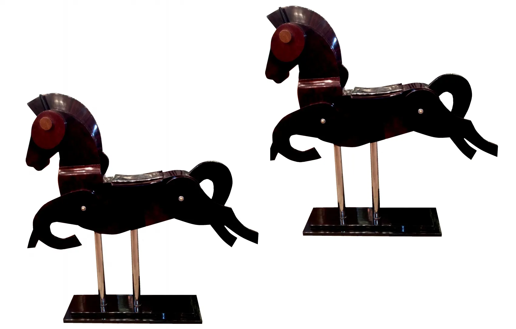 escultura antigua de 2 caballos, detalles en el ambiente