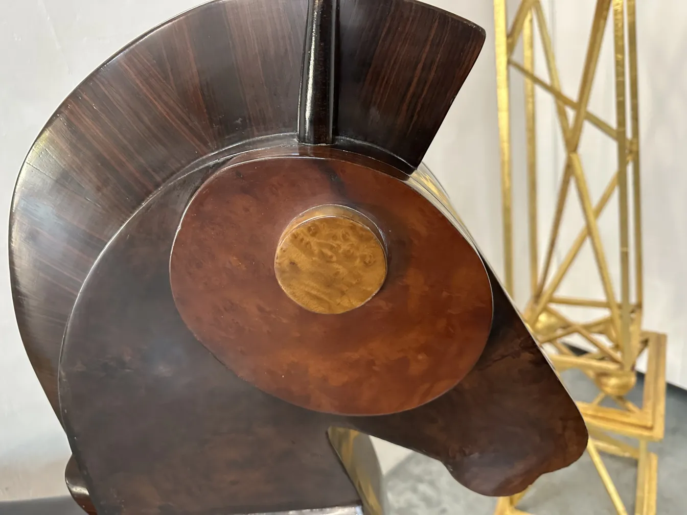 精美的两匹马的雕塑，背景环境优雅