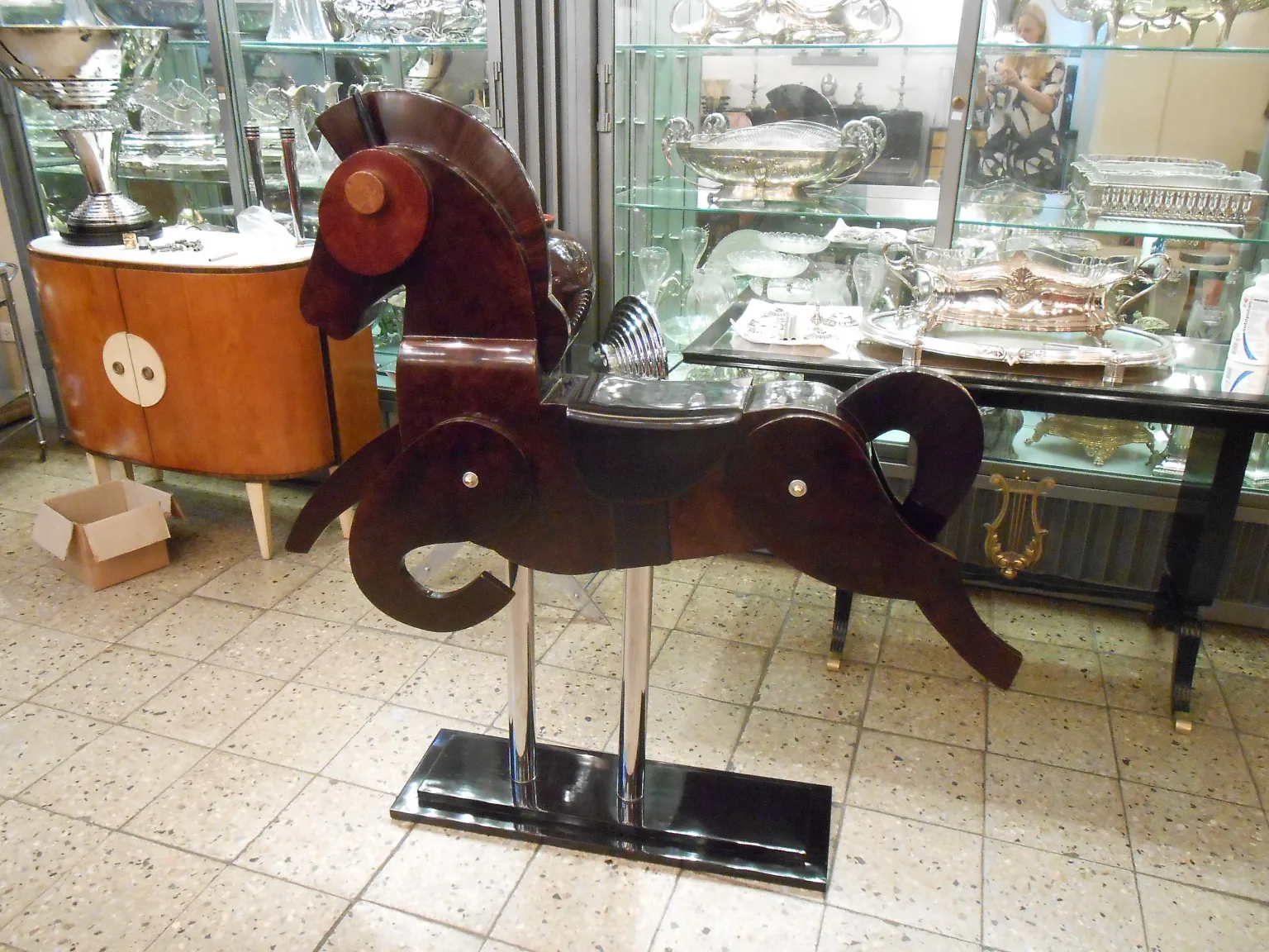 escultura antigua de 2 caballos en un ambiente elegante