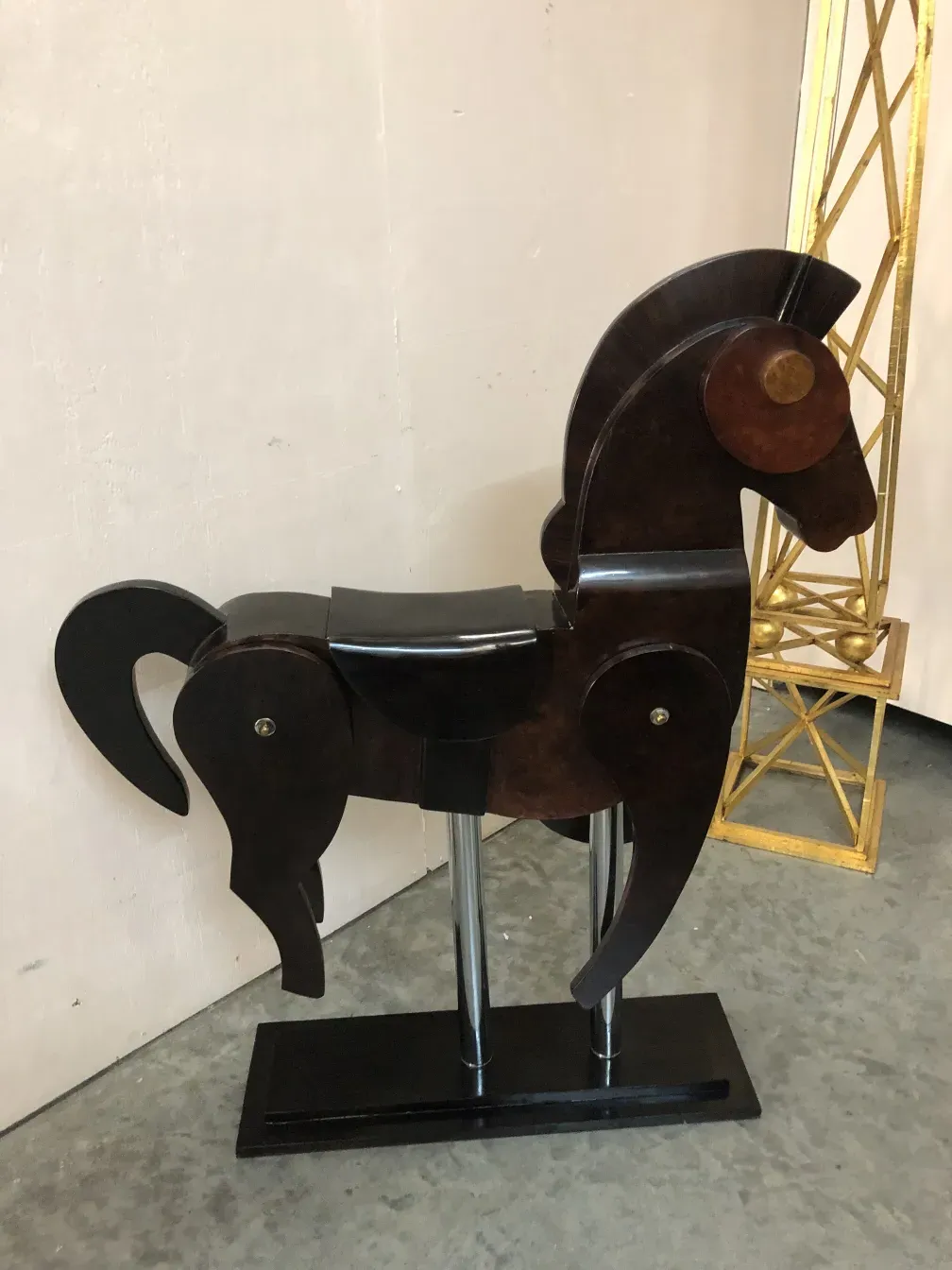 Skulptur von 2 Pferden in einem antiken Umfeld mit künstlerischen Details