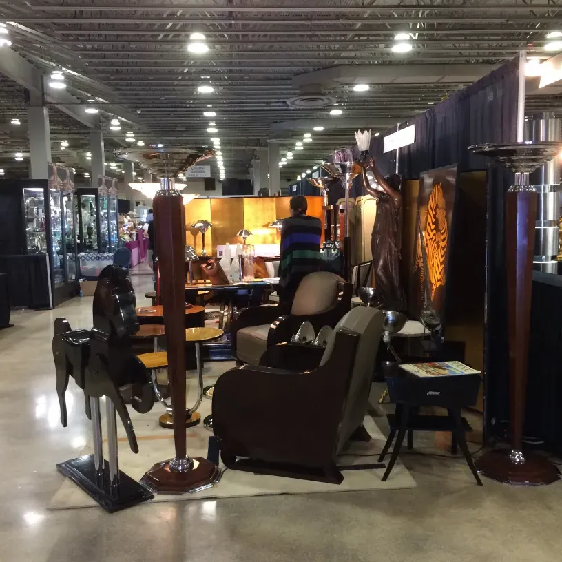 Антиквариат 2 лошадей в декоративной обстановке