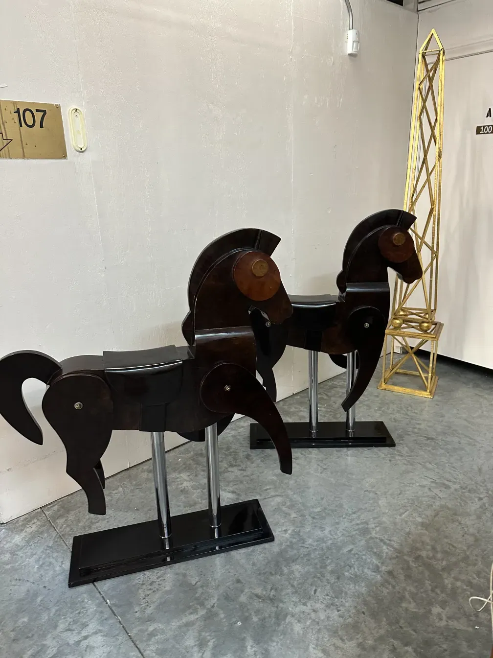 deux figures anciennes de chevaux dans un cadre décoratif