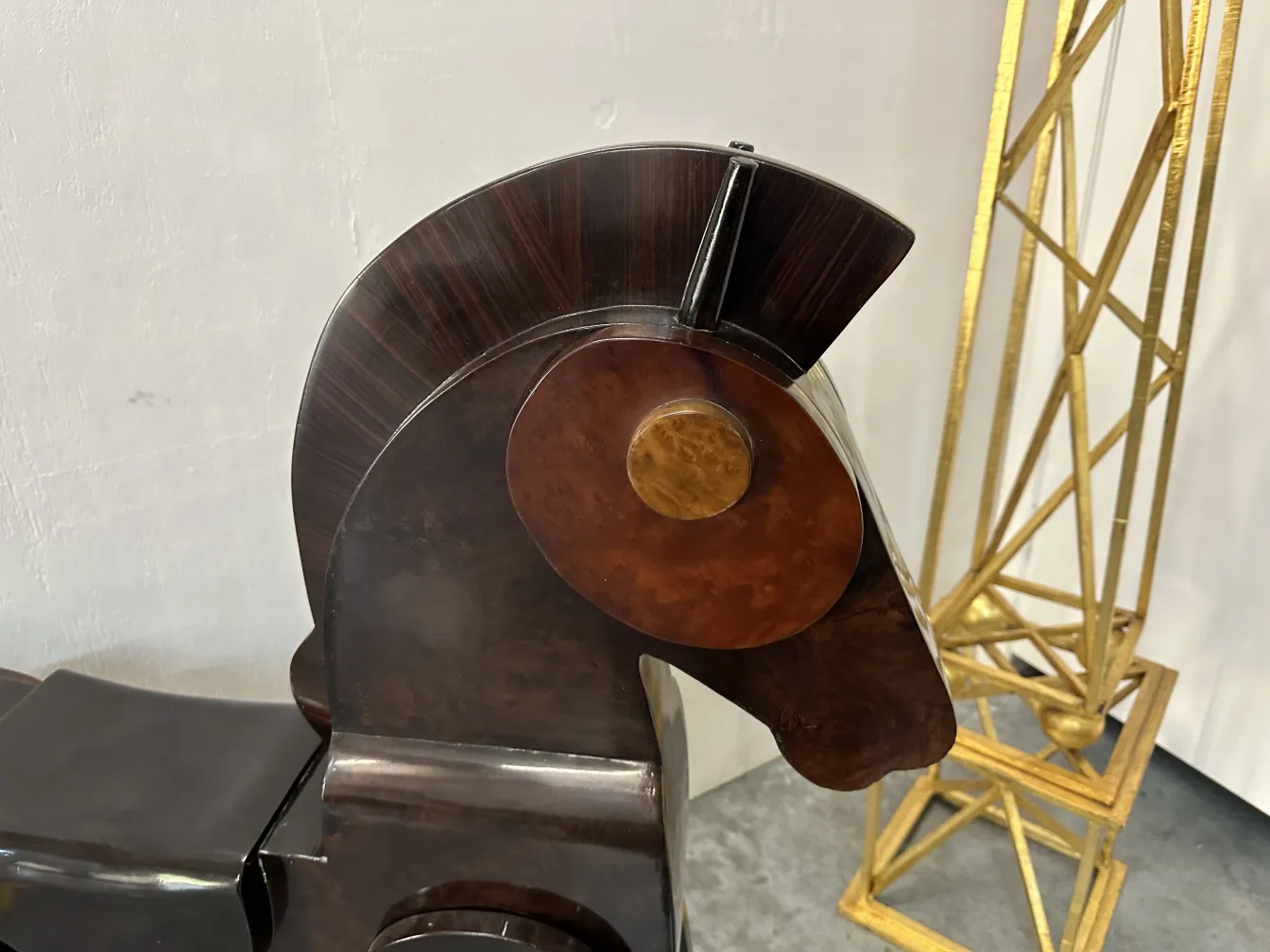 scultura antica di 2 cavalli con dettagli intricati