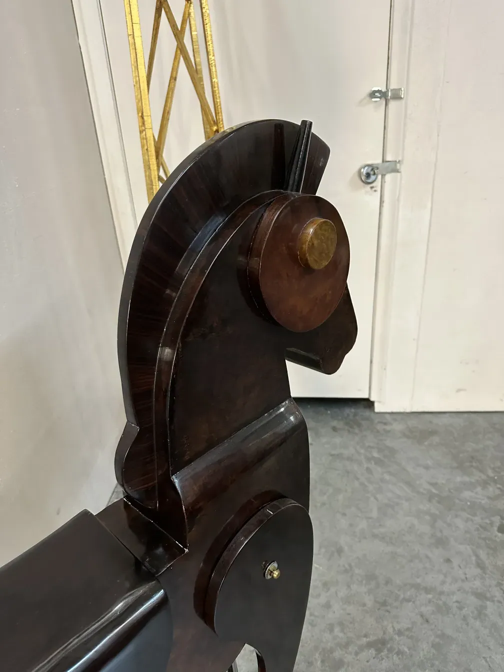 Scultura antica di due cavalli con dettagli intricati