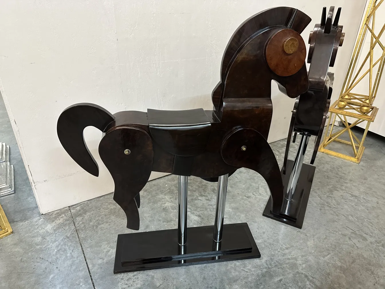 escultura antigua de dos caballos en exhibición decorativa