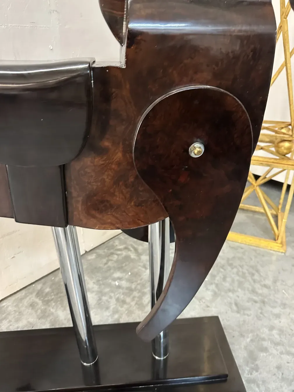 Détail de chevaux anciens dans un meuble décoratif.