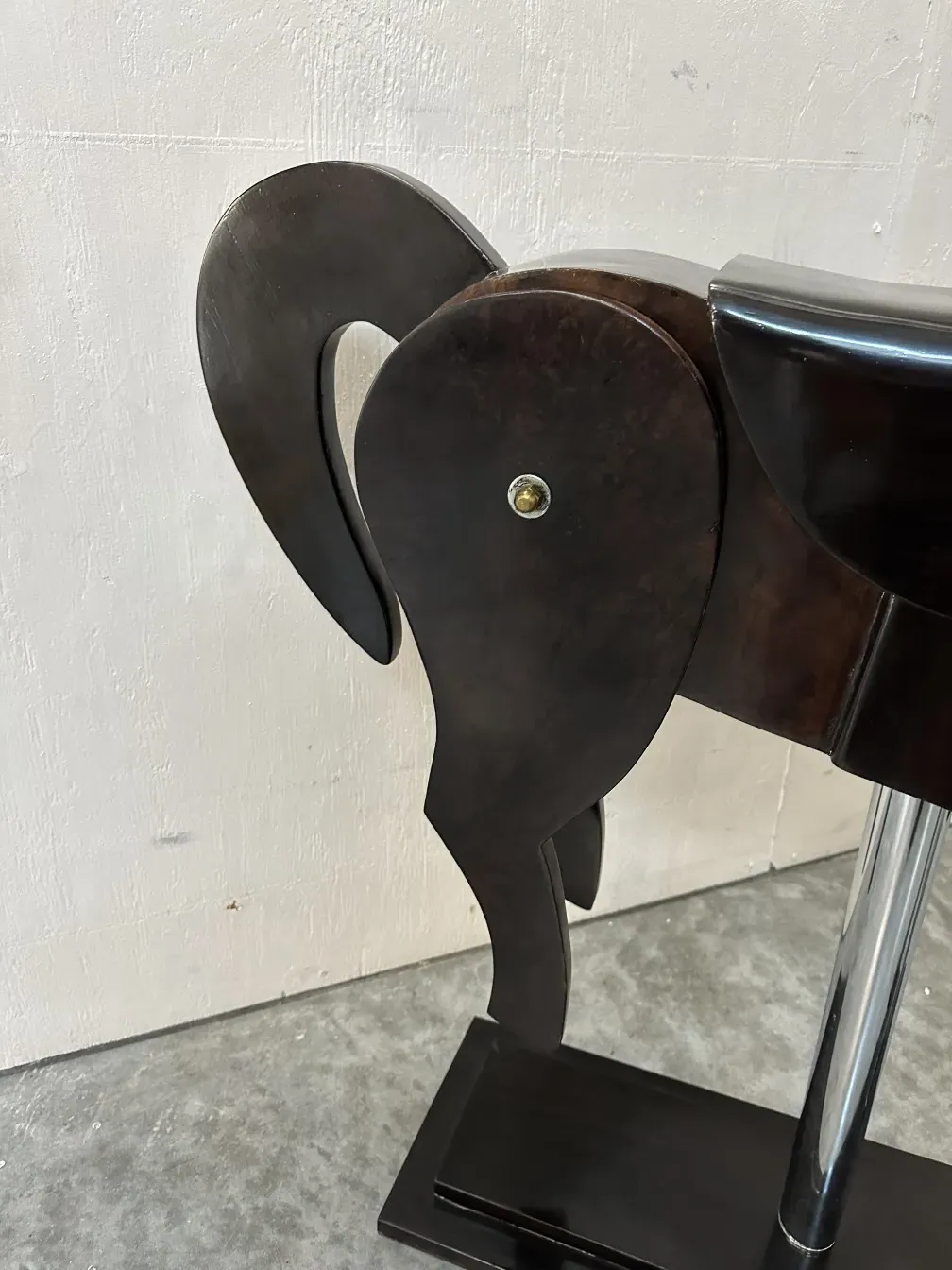 dois cavalos antigos em design elegante e detalhado