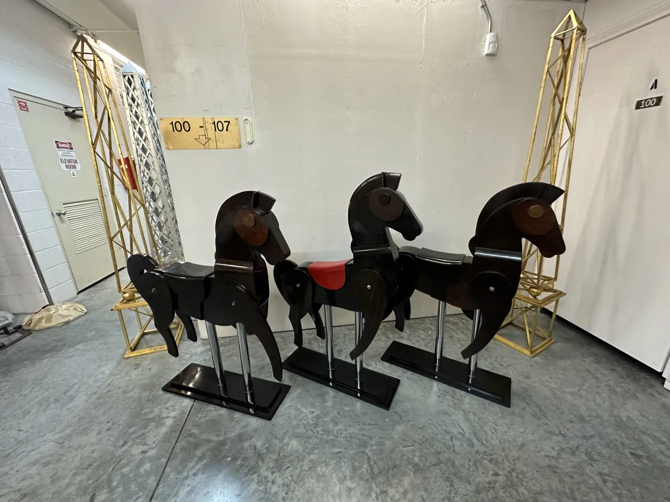 sculptures de chevaux anciens dans un cadre décoratif