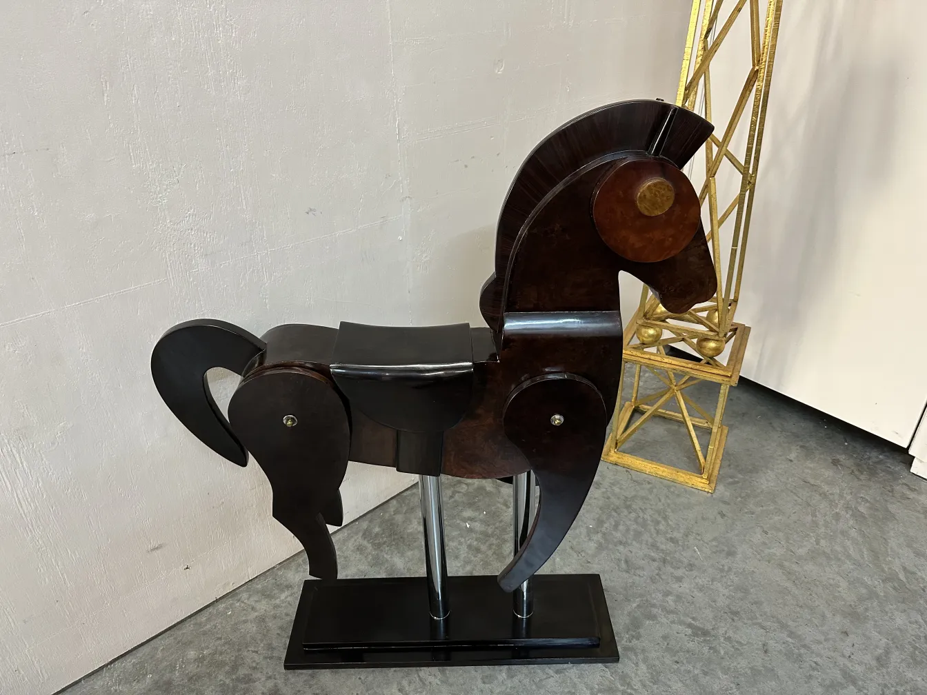 escultura antigua de dos caballos en un entorno moderno