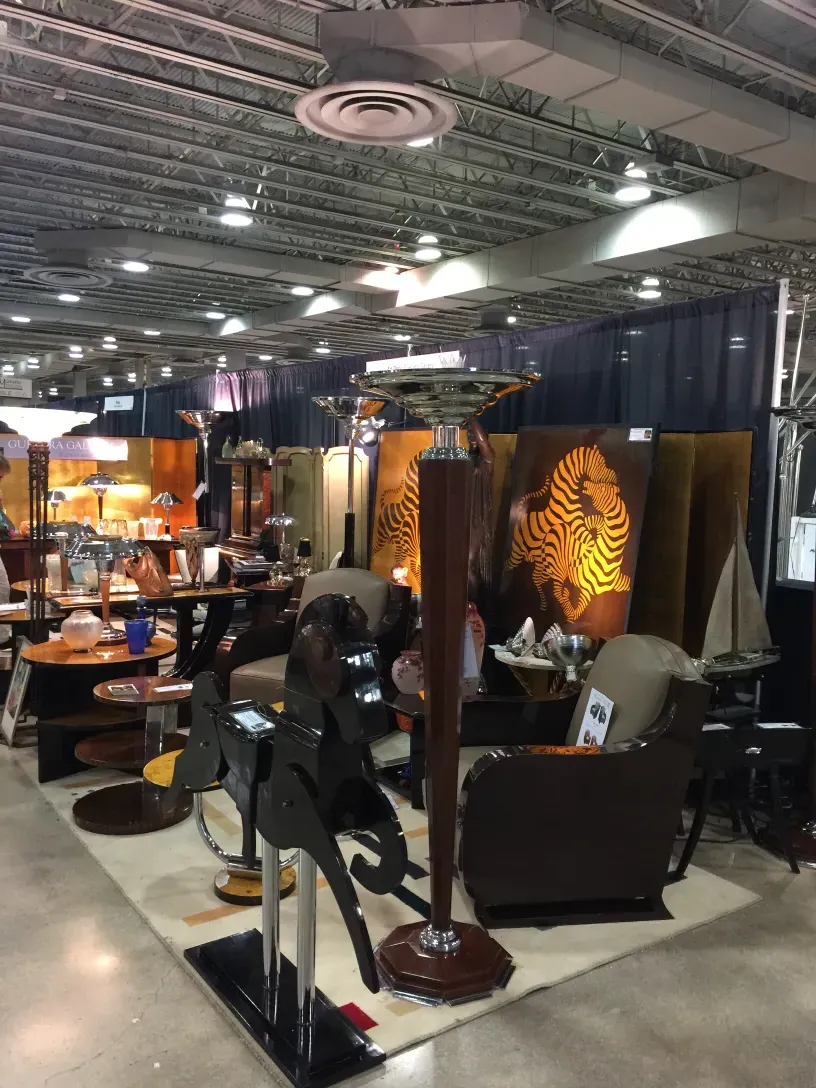 Exibição antiga de dois cavalos em um ambiente elegante.