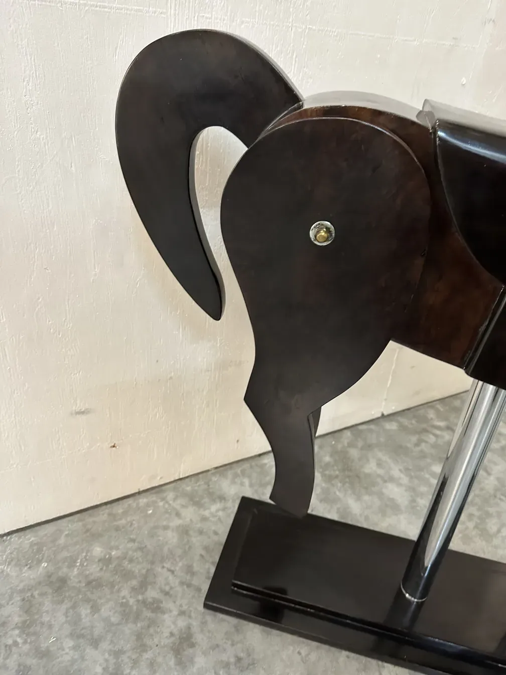 scultura antica di 2 cavalli con design elegante, atmosfera decorativa.