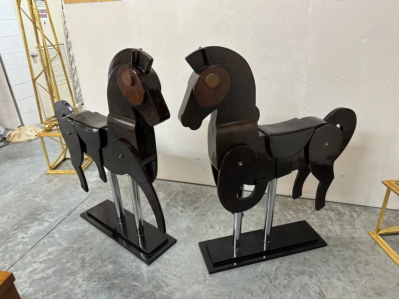 dos caballos antiguos en escultura de madera con base