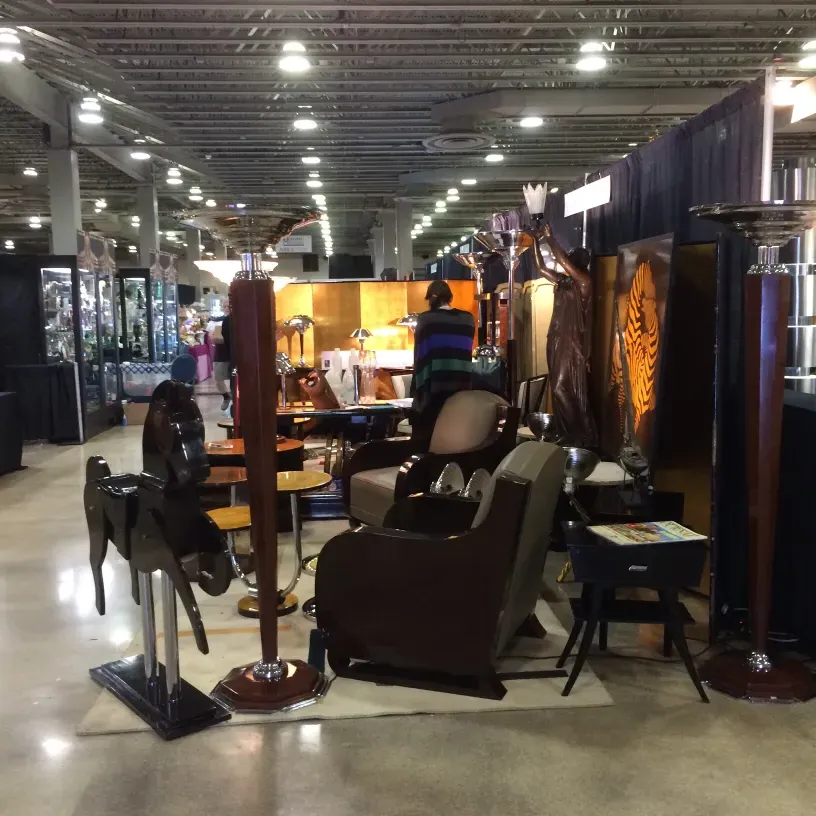 两匹古董马在古董展览中