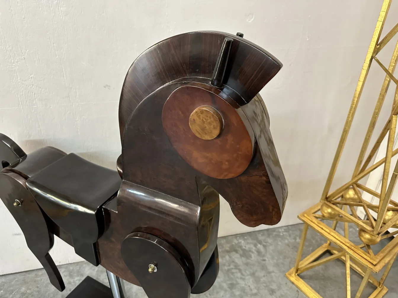 escultura antigua de 2 caballos de madera en un entorno decorativo