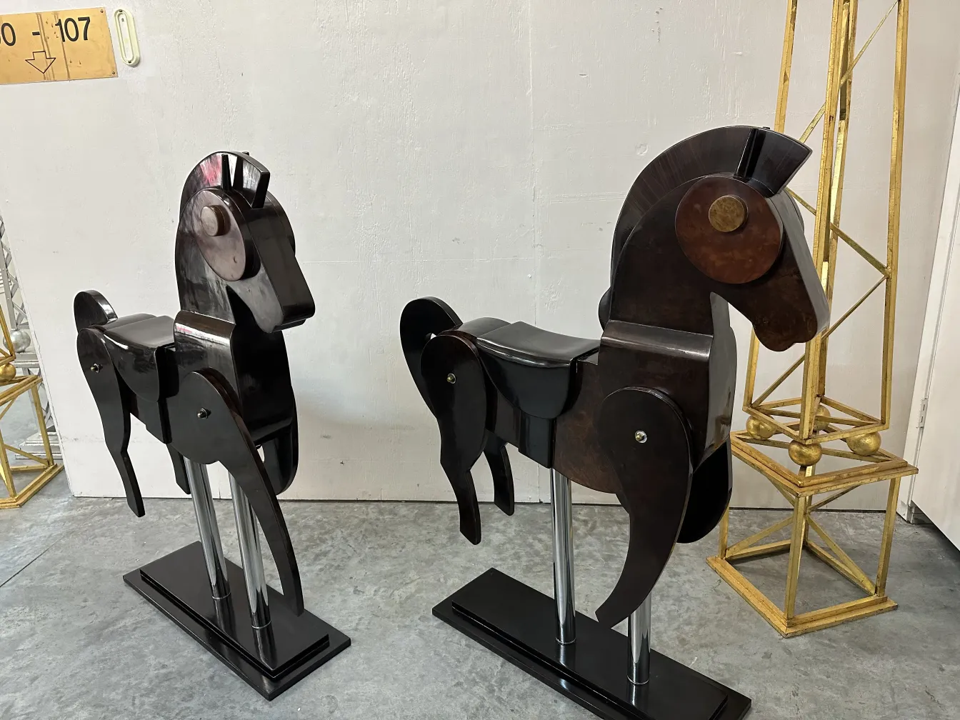 優雅な環境にある2頭の古い馬の装飾品。