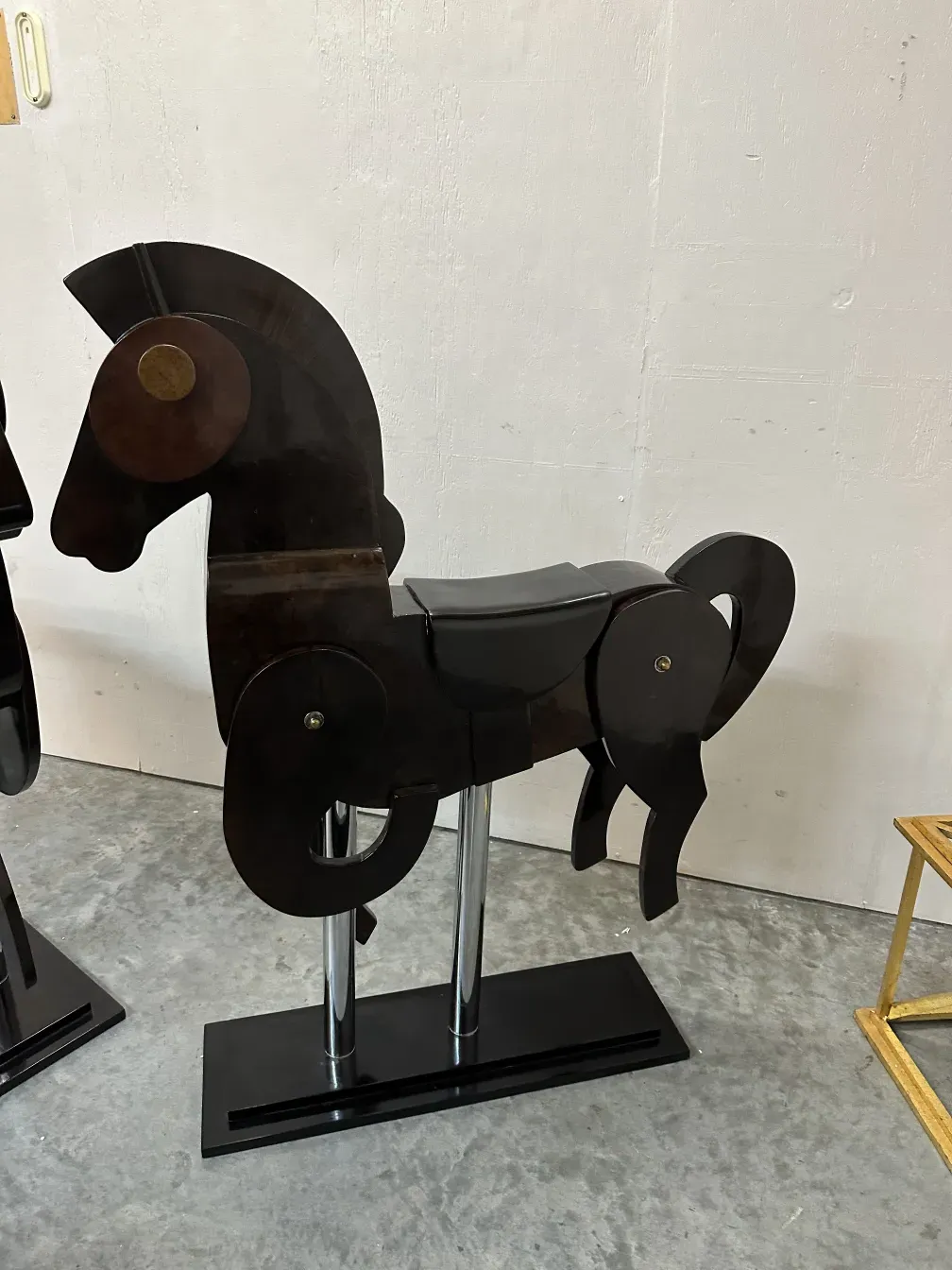 sculpture de 2 chevaux anciens sur fond neutre