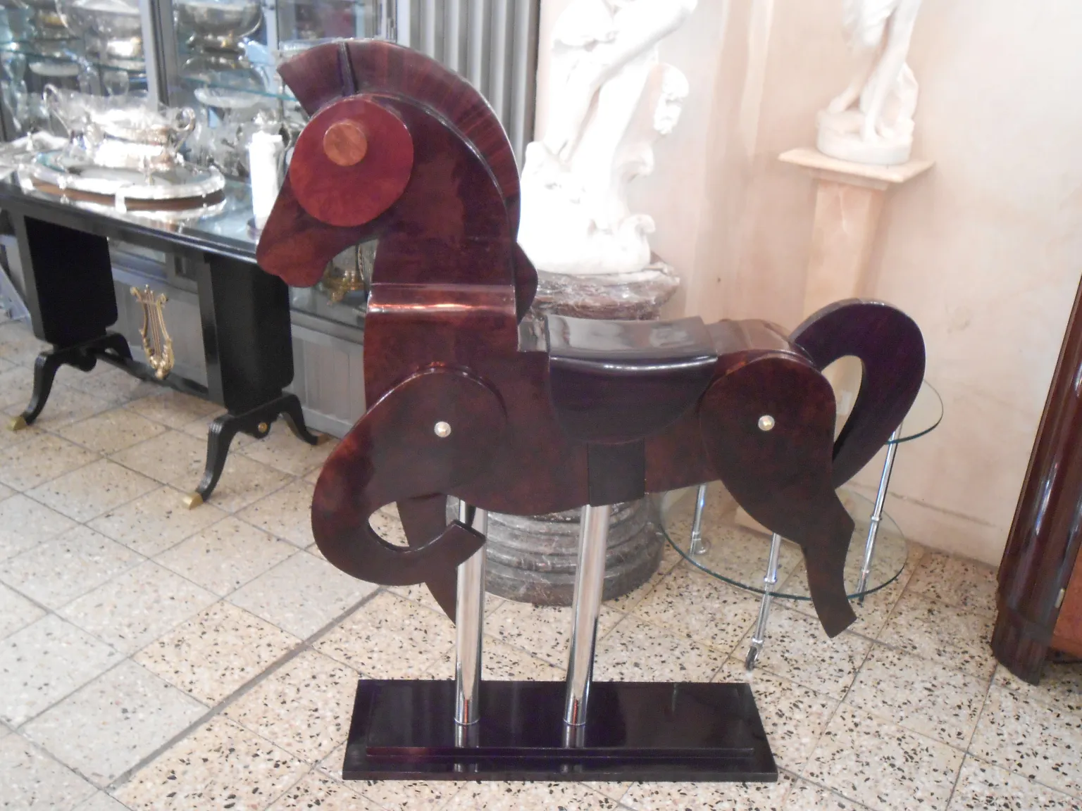 scultura antica di due cavalli con zampe in metallo