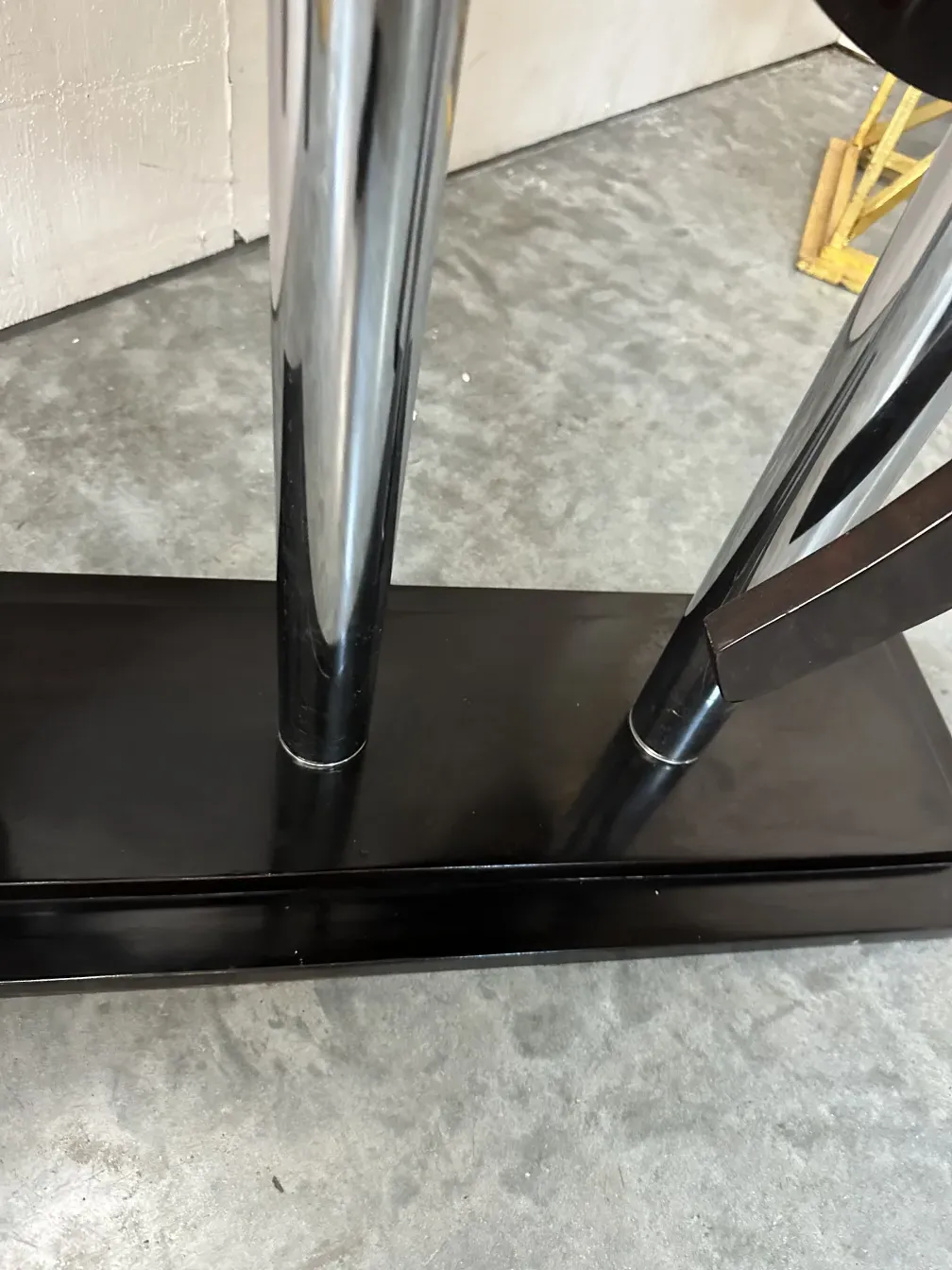 两匹古老的马在一个光亮的底座上