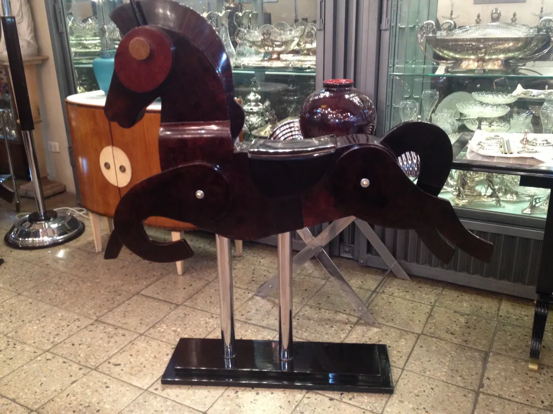 Cavalo antigo decorativo com detalhes no design.