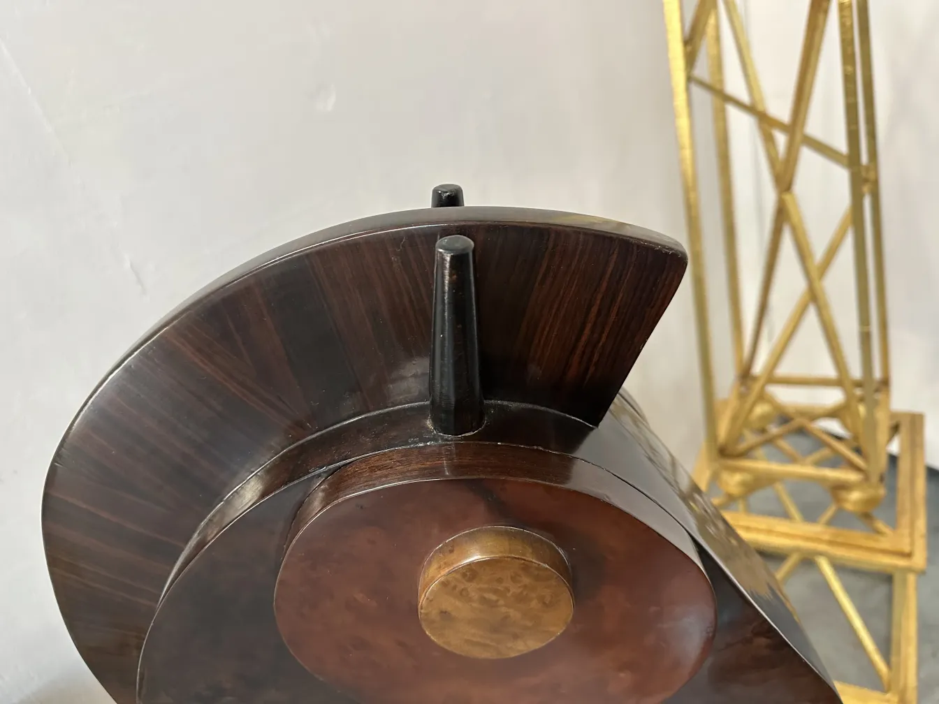 antike Skulptur von zwei Pferden in elegantem Umfeld