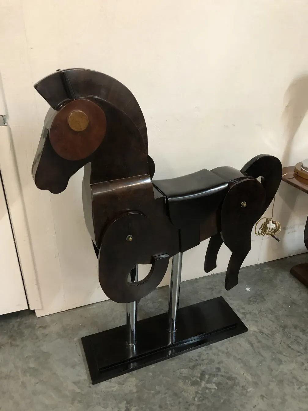 sculpture ancienne de deux chevaux avec des détails uniques