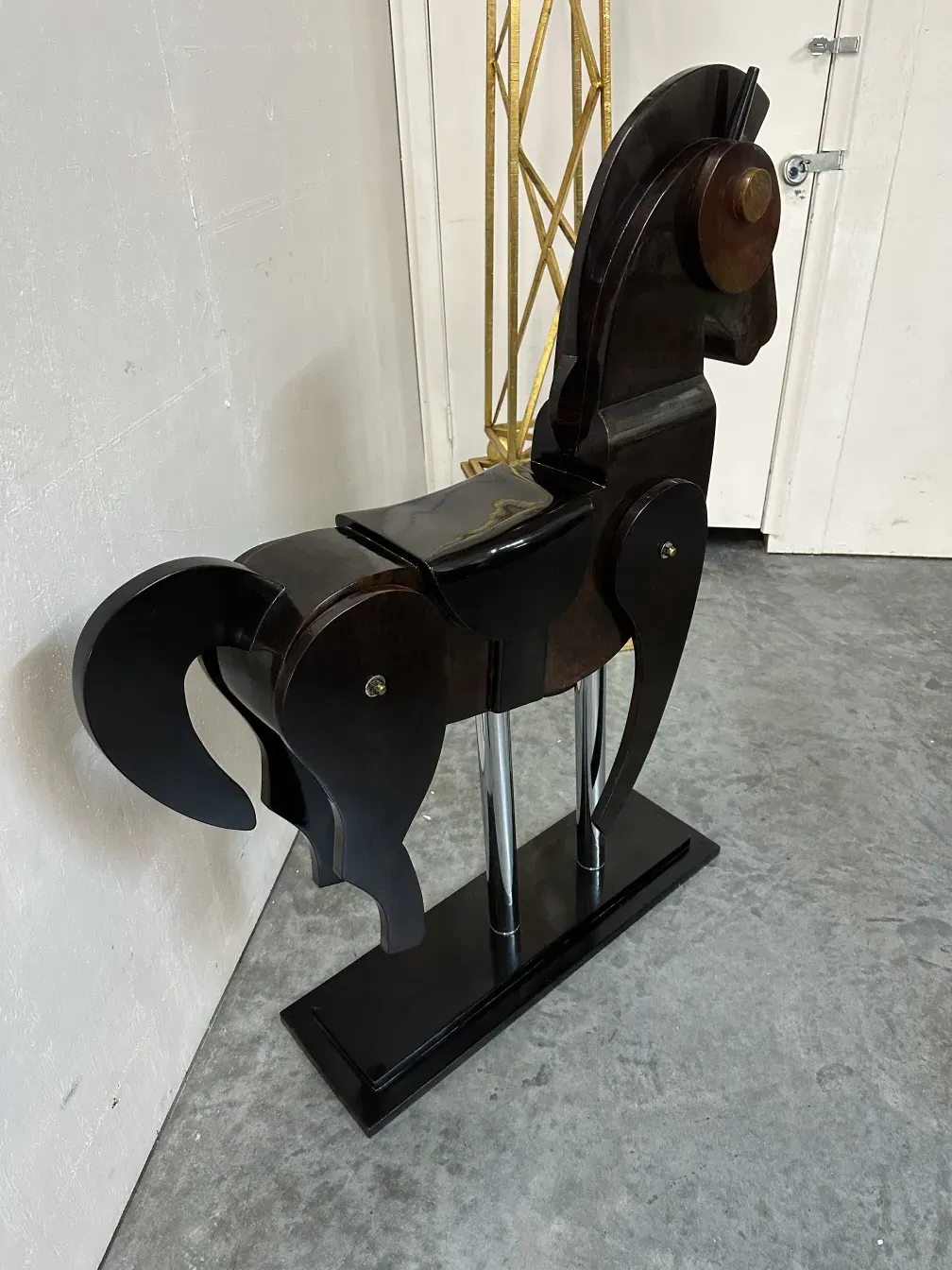 sculpture antique de deux chevaux sur un support