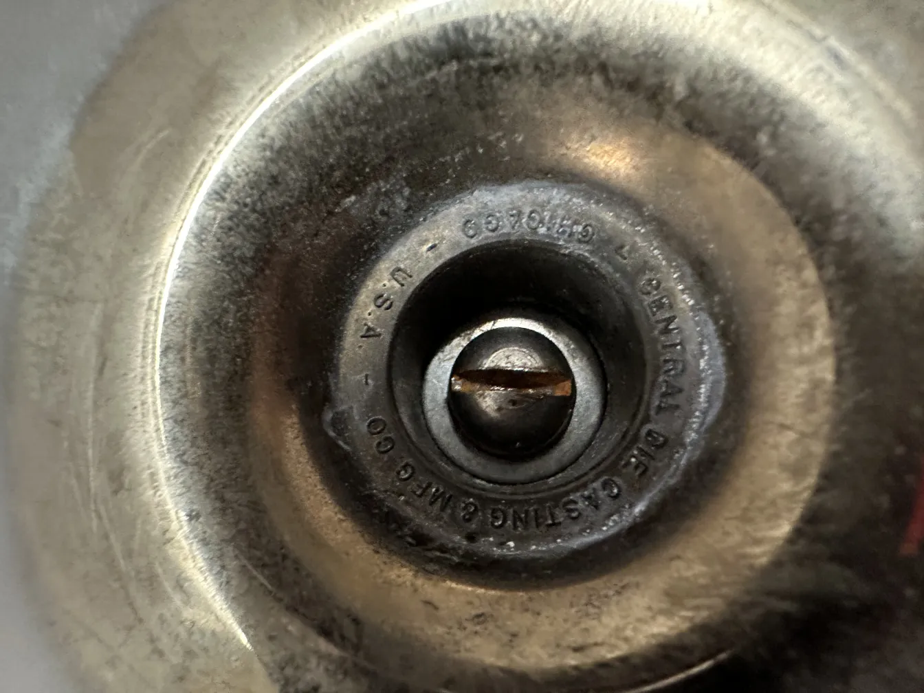 منفضة سجائر عتيقة بها تفاصيل دائرية