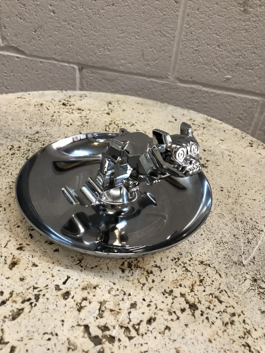 cenicero antiguo plateado con figura de perro