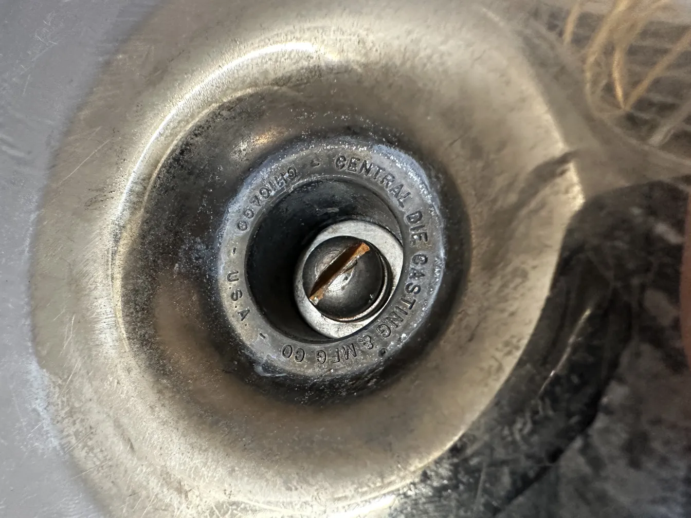 Cinzeiro antigo com detalhes elegantes, fundo escuro.