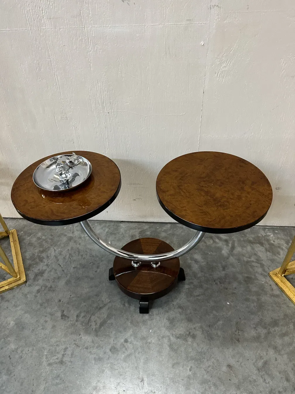 Cendrier ancien avec un design élégant et une forme ronde, décoré de détails brillants.