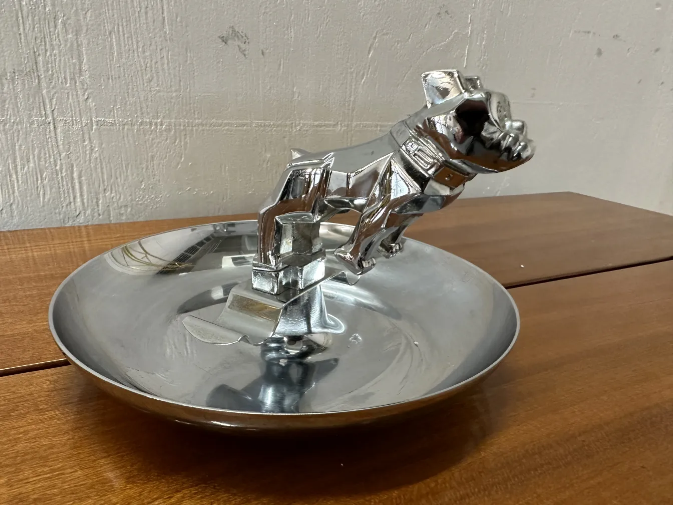 Cenicero antiguo en forma de perro, brillante y decorativo.